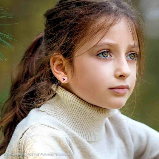 Bambina con capelli raccolti, orecchini a forma di cuore e maglione a collo alto. L'immagine è puramente indicativa.