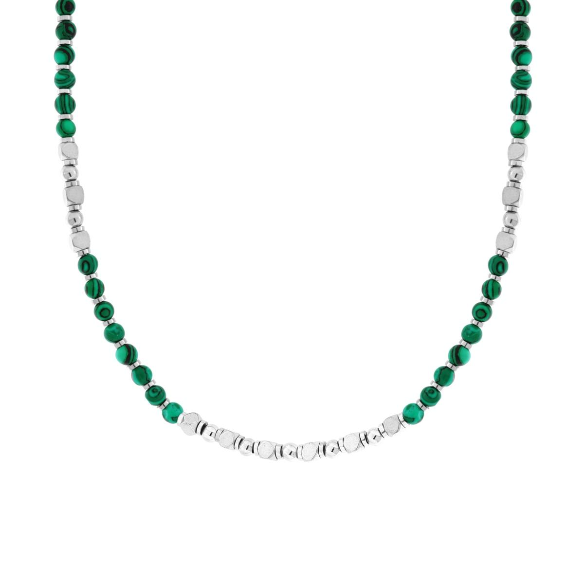 Collana con perline in malachite verde e perline quadrate in metallo argentato.