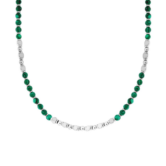 Collana con perline in malachite verde e perline quadrate in metallo argentato.