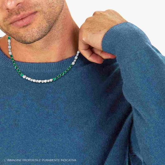 Collana da uomo con smeraldi e diamanti su un maglione blu.