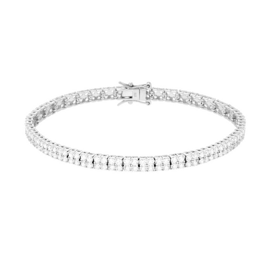 Bracciale a due fili di diamanti su sfondo bianco.