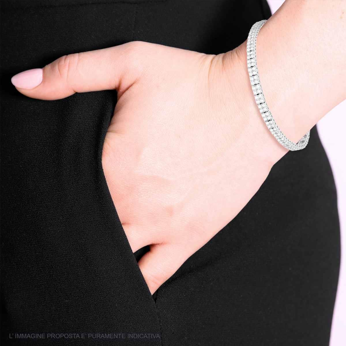 Bracciale tennis con doppio giro di diamanti indossato da una donna.