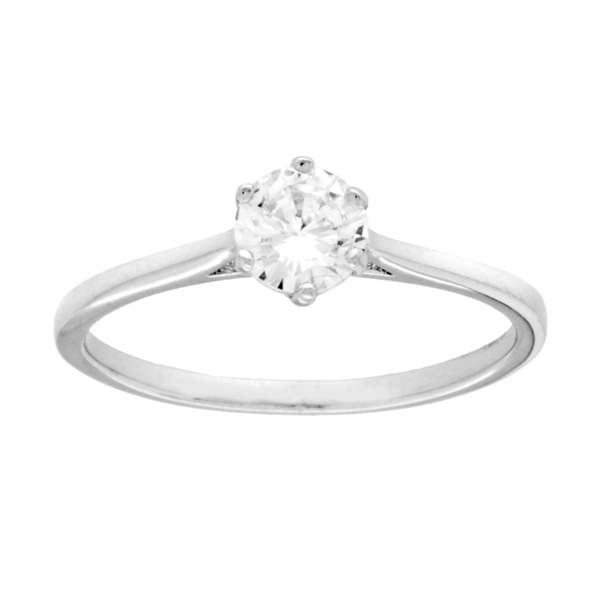 Anello in oro bianco con diamante rotondo solitario incastonato in una montatura a sei griffe.