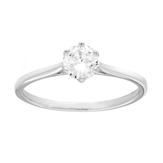 Anello in oro bianco con diamante rotondo solitario incastonato in una montatura a sei griffe.