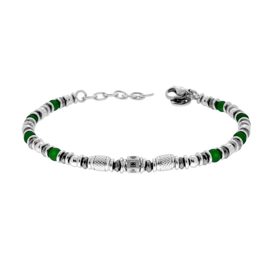 Bracciale da uomo in argento con perline verdi e distanziatori decorati, chiusura a moschettone.