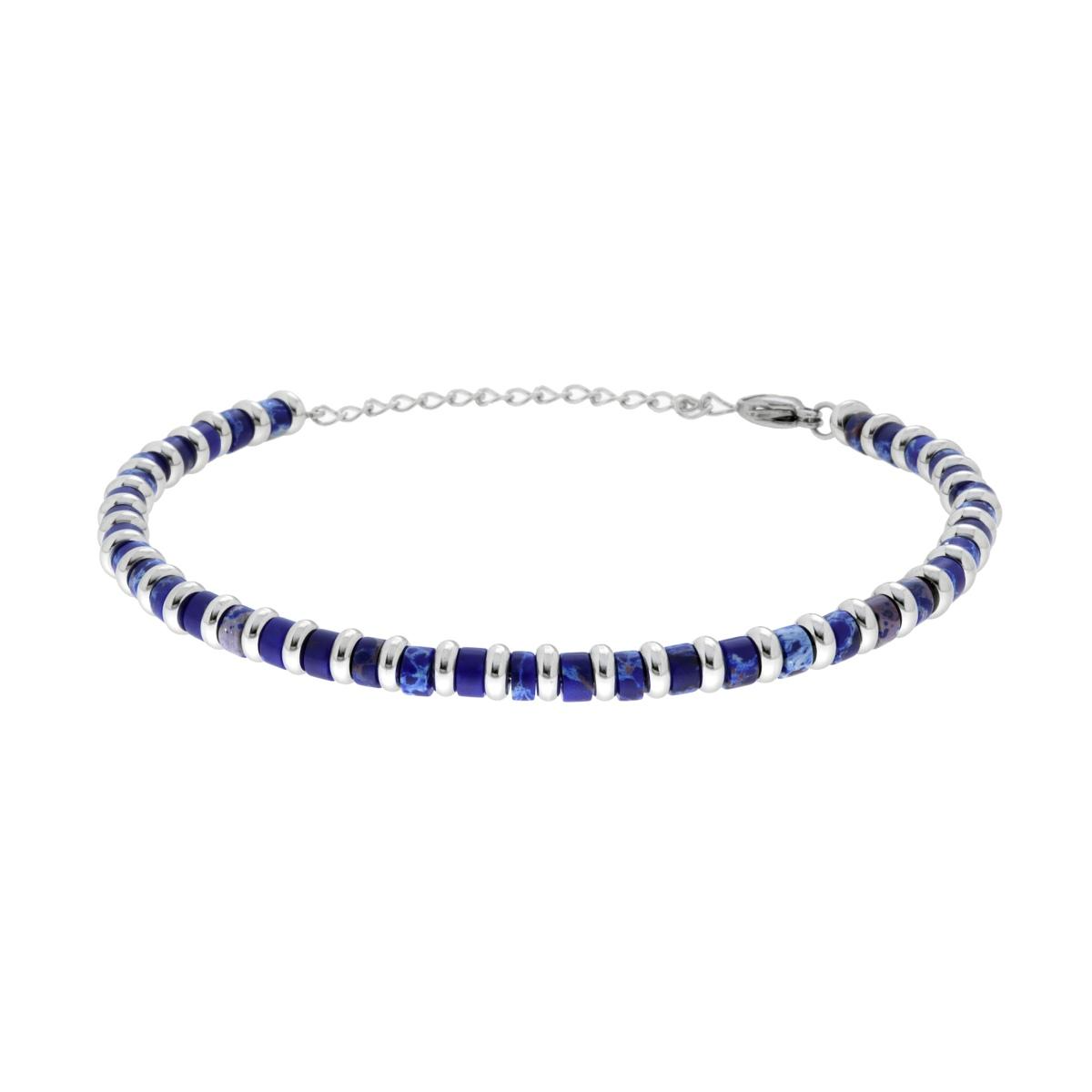 Bracciale da uomo con perle verdi e perle in metallo con finitura lucida e incisa, e un ciondolo a forma di cubo.