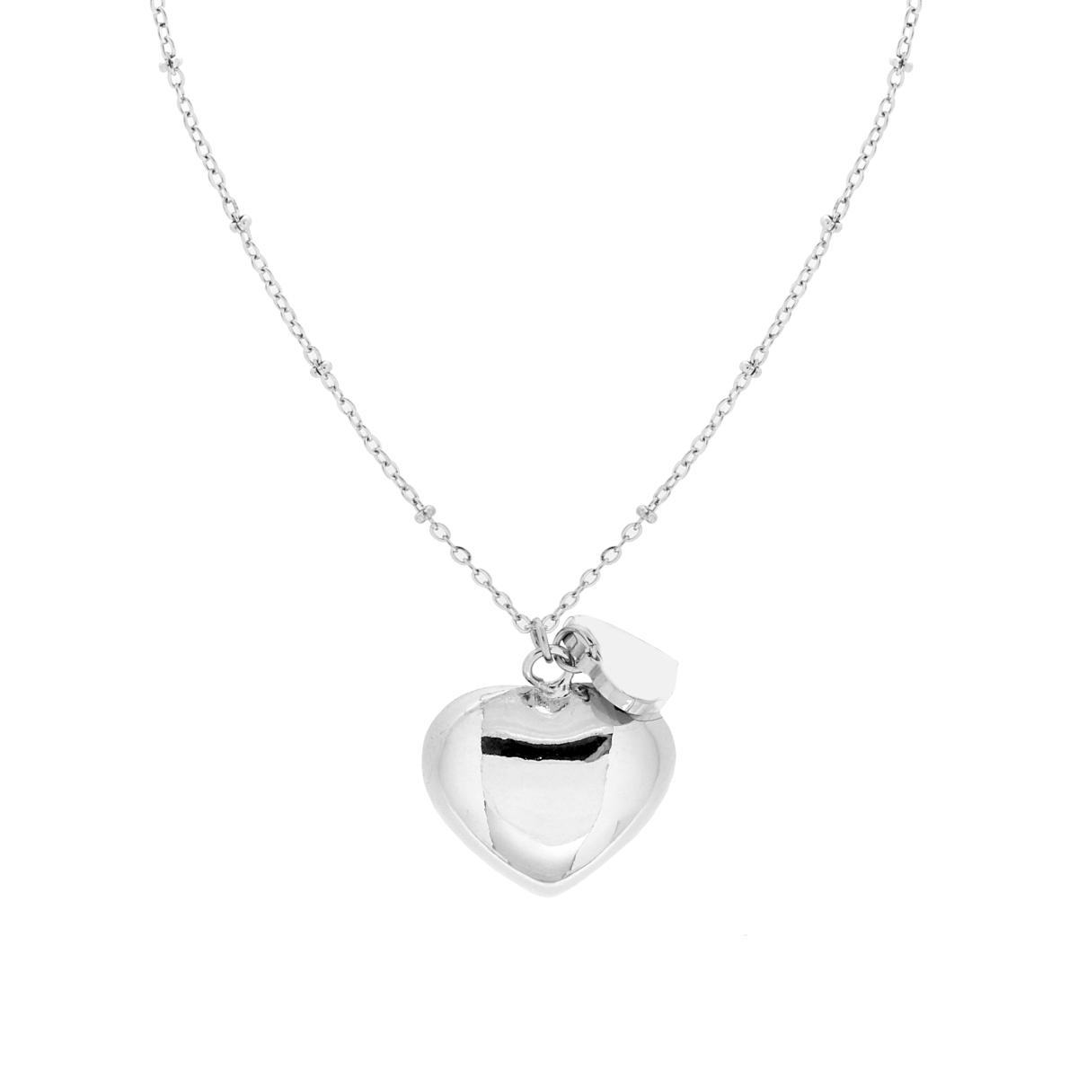 Collana in argento con ciondolo a cuore bombato e un ciondolo a piastrina.