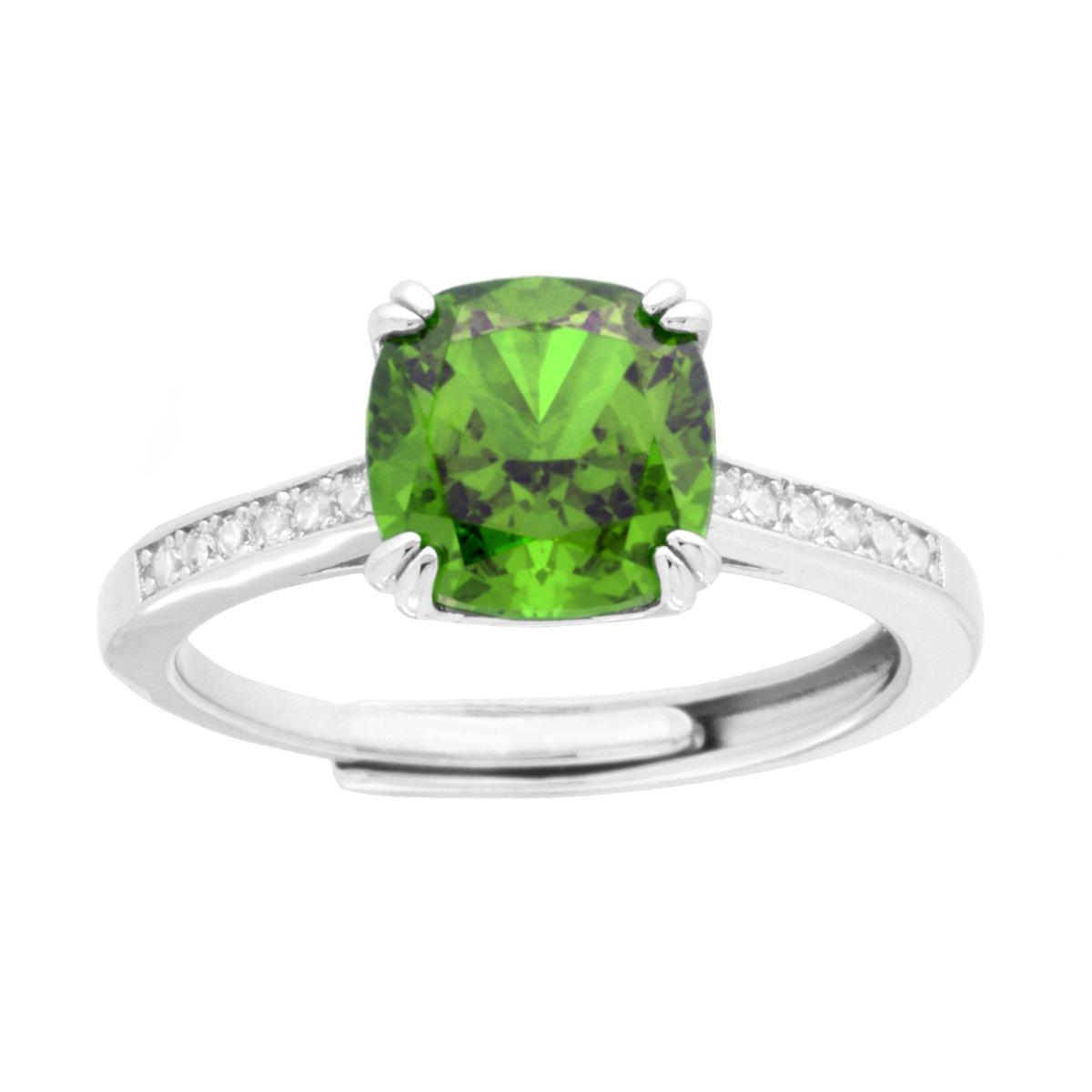 Anello in argento con una grande pietra verde quadrata e piccoli diamanti bianchi incastonati su entrambi i lati.