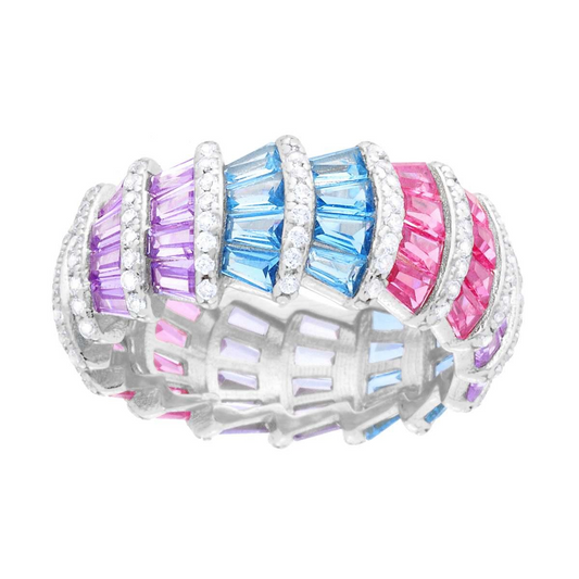 Anello a fascia in oro bianco con diamanti e zaffiri rosa, azzurri e viola taglio baguette.