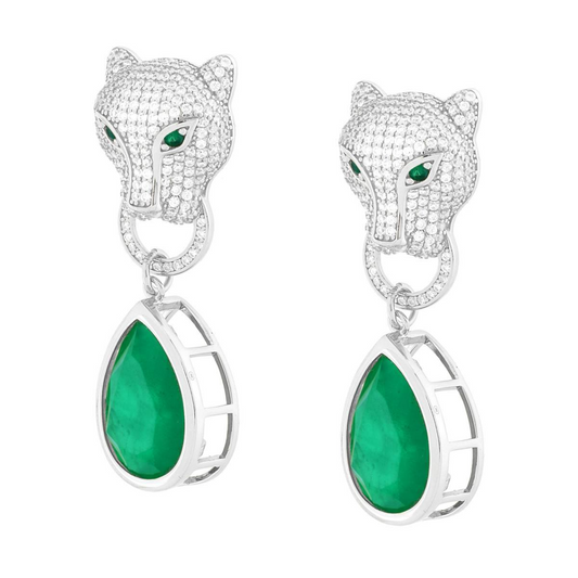 Orecchini in oro bianco con testa di pantera pavé di diamanti, occhi di smeraldo e smeraldo a gocc