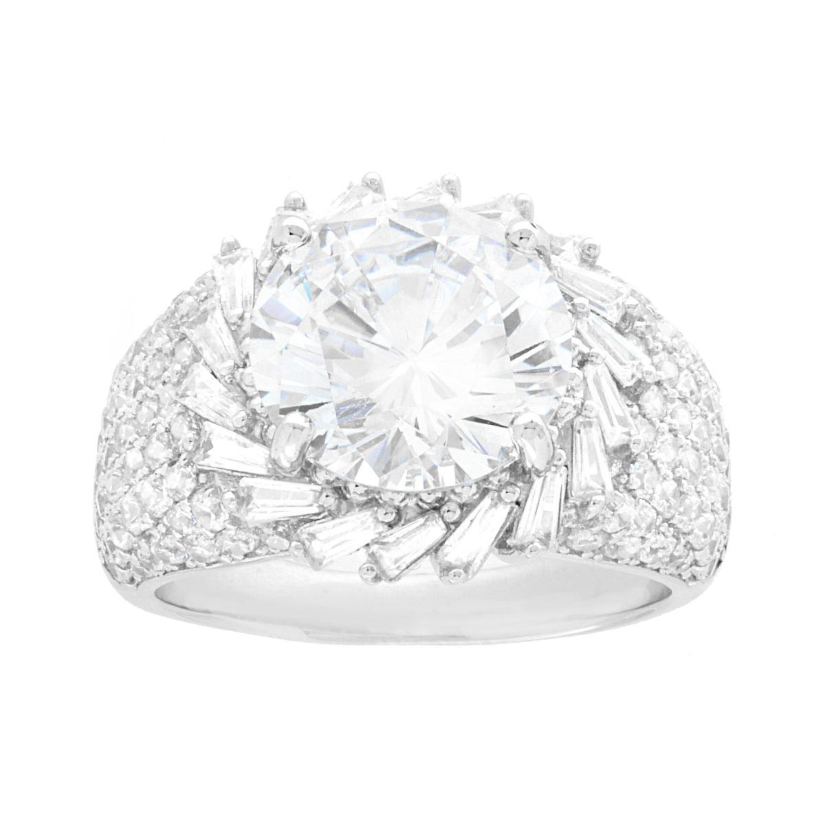 Anello in argento con un grande zircone centrale rotondo e zirconi a taglio baguette e pavé.