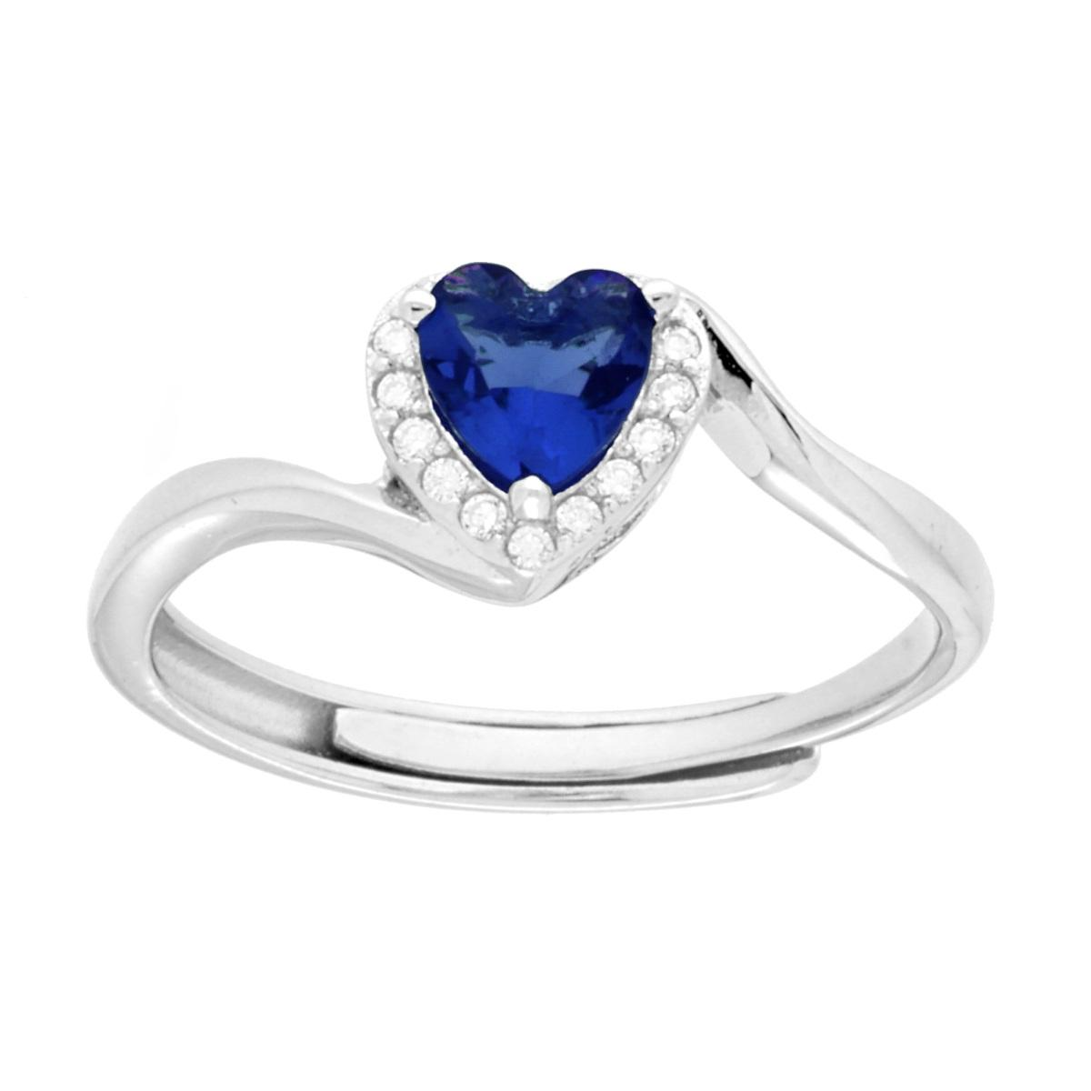 Anello in argento con zaffiro blu a forma di cuore e piccoli diamanti che lo circondano.