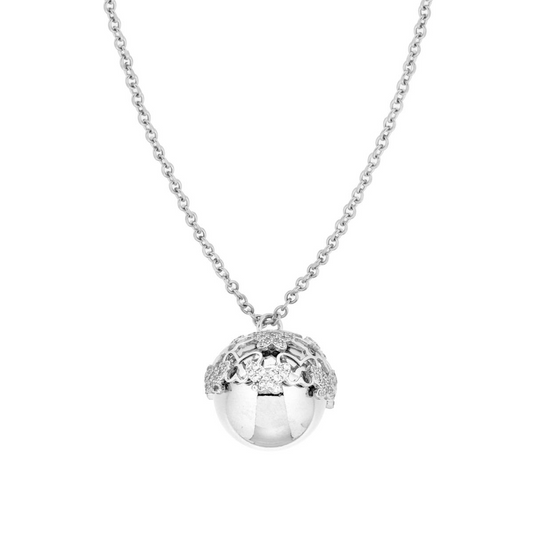 Collana in argento con ciondolo a sfera, metà lucida e metà traforata con zirconi.