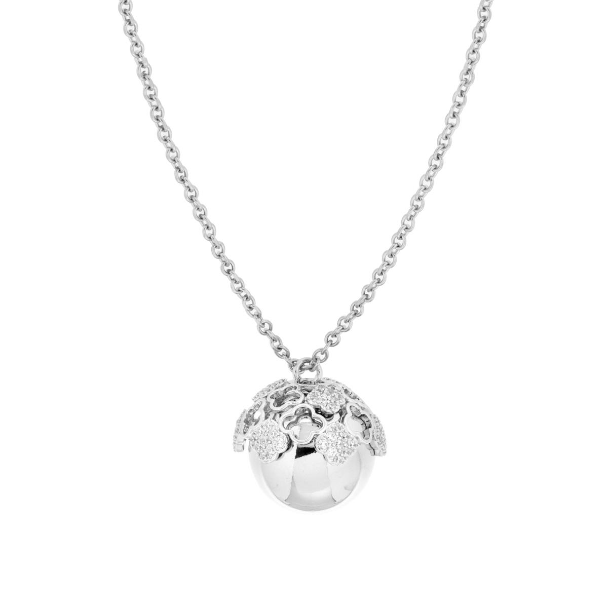 Ciondolo a sfera in argento con decorazione floreale e diamanti, su catenina.