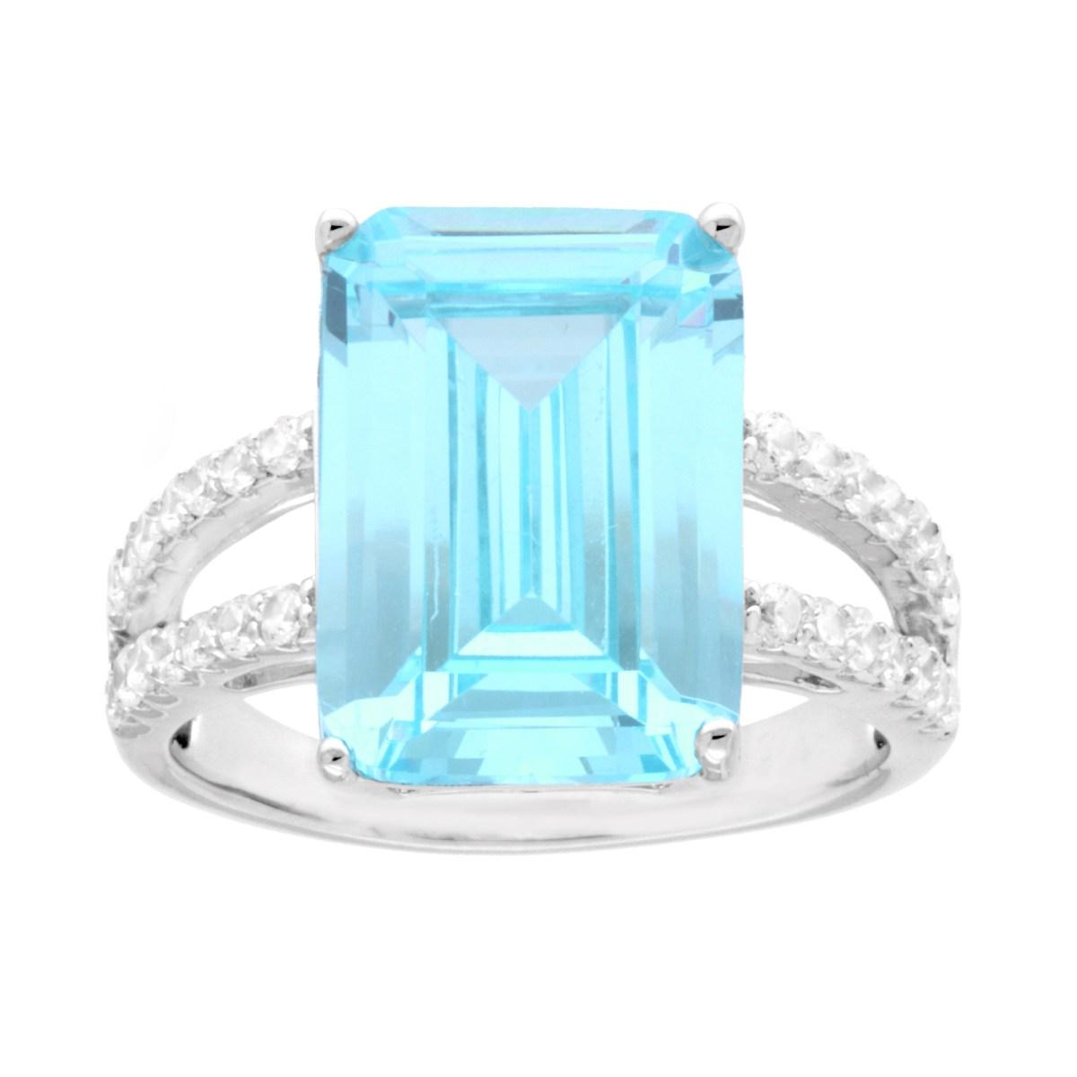 Anello in argento con un'acquamarina taglio smeraldo e diamanti incastonati su due fasce.