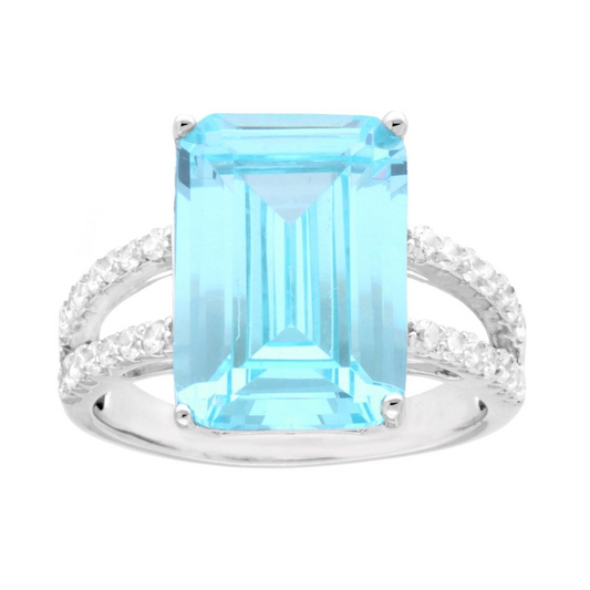 Anello in argento con un'acquamarina taglio smeraldo e diamanti incastonati su due fasce.