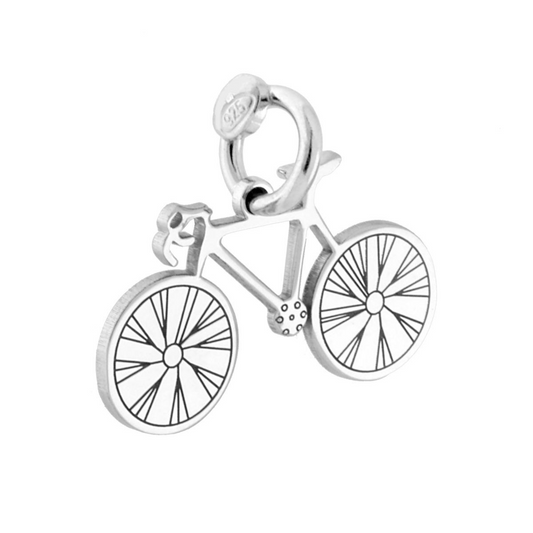 Ciondolo a forma di bicicletta in argento. Dettagli incisi sulle ruote e sui pedali.