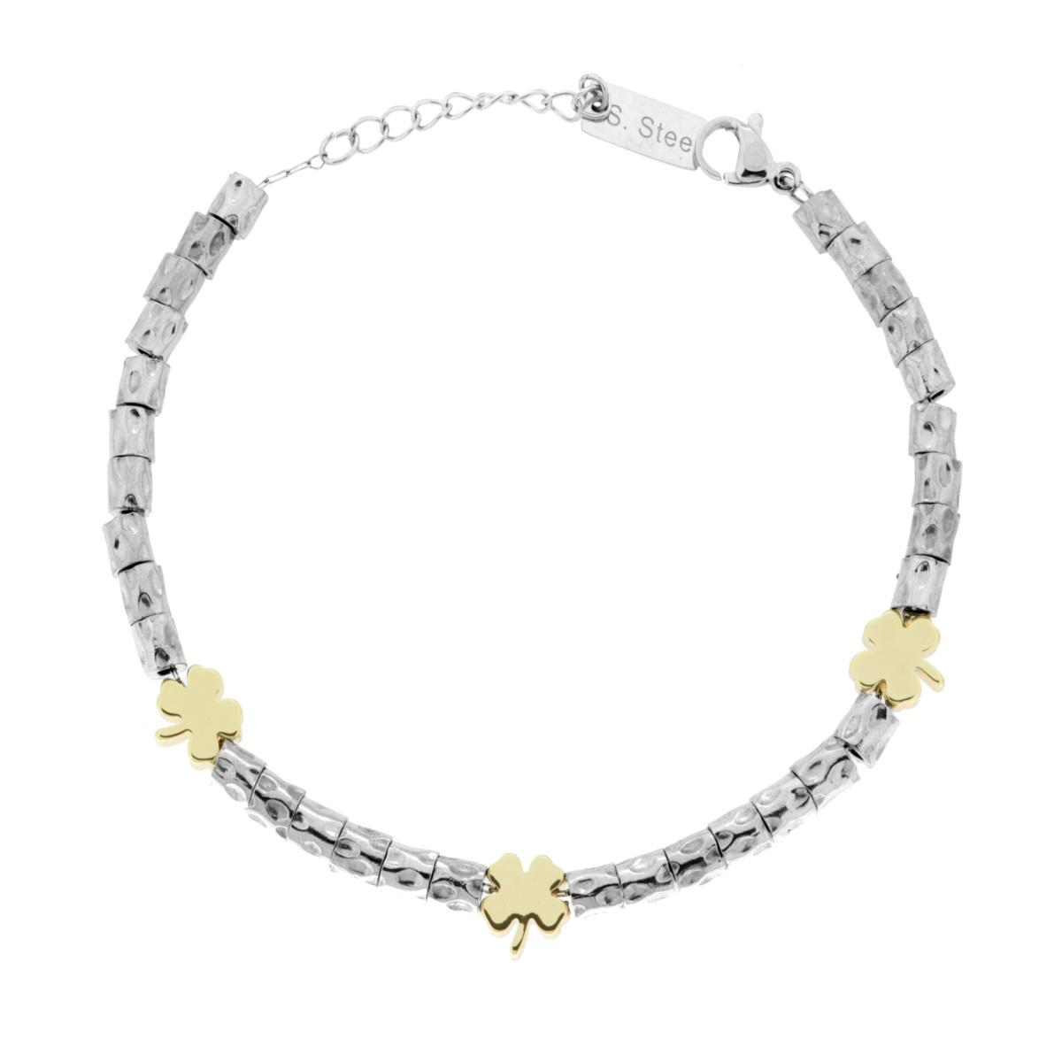 Braccialetto in acciaio con perline martellate e tre ciondoli a forma di quadrifoglio dorato.