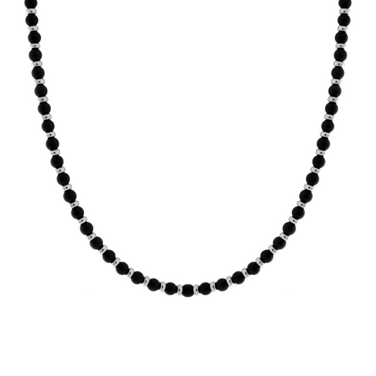 Collana da uomo con perle nere opache e perline di metallo argentato.