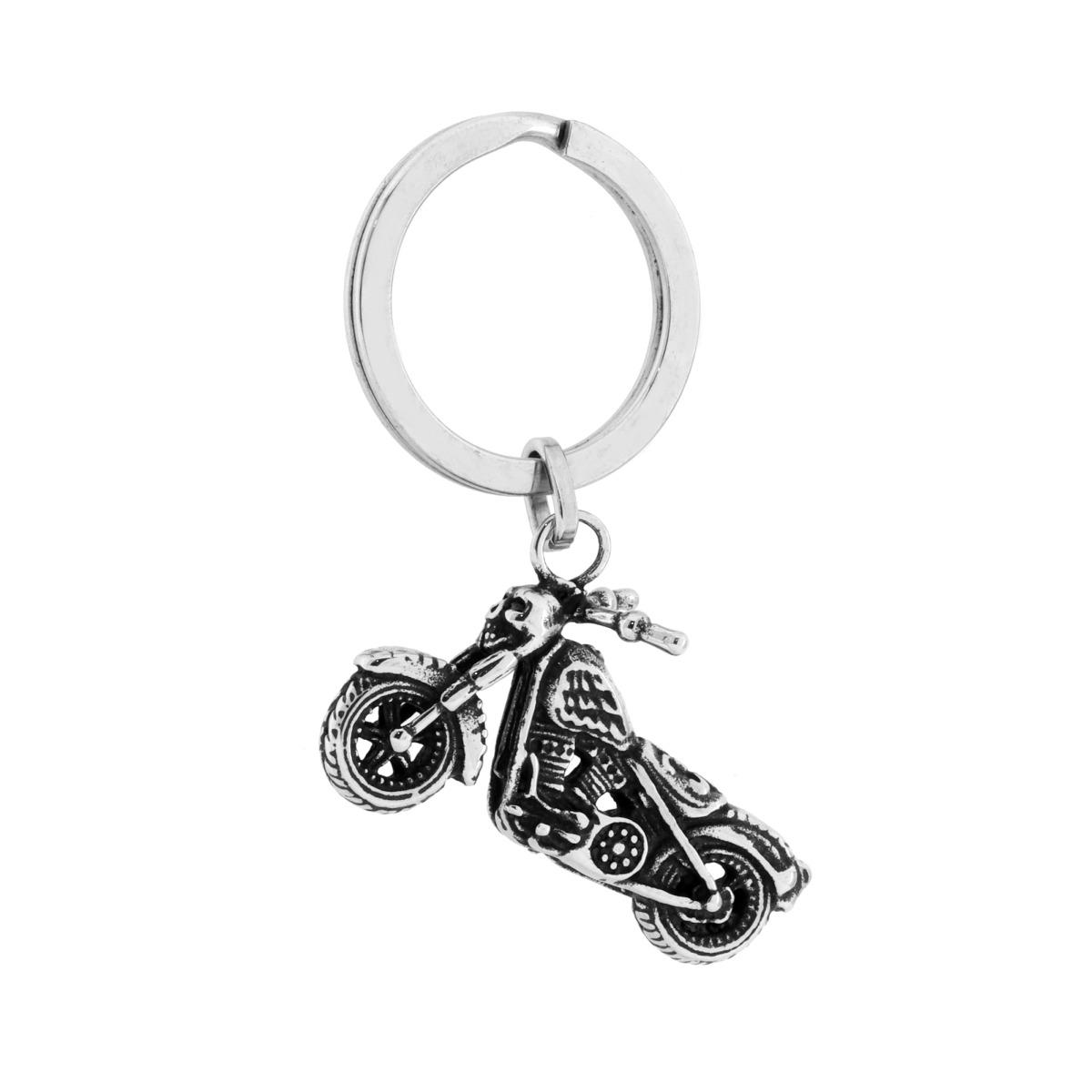 Portachiavi in metallo con ciondolo a forma di motocicletta in stile "chopper" o custom, su sfondo bianco.