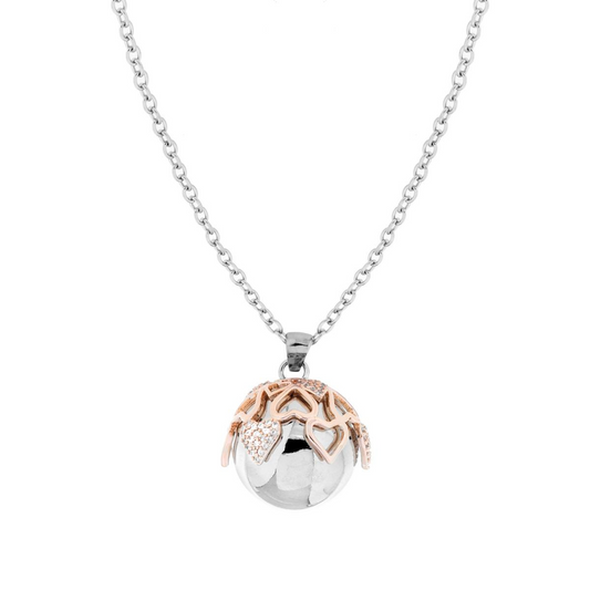 Collana in argento con ciondolo a sfera bicolore, decorato con cuori in oro rosa e zirconi.