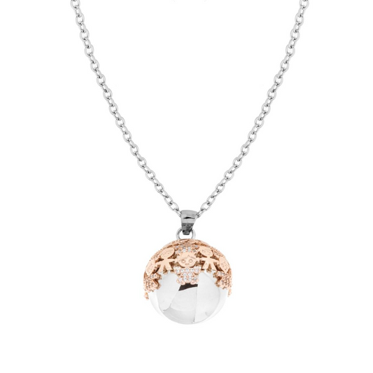 Collana con ciondolo a sfera in due metà, una argentata e una in oro rosa con decorazione di sagome e strass.
