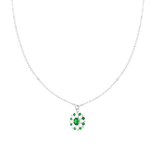Collana in argento con ciondolo a fiore. Il fiore è decorato con zirconi verdi e bianchi.