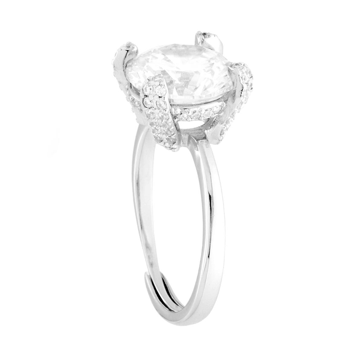 Anello in oro bianco con grande diamante centrale e pavé di diamanti sui lati, su sfondo bianco.
