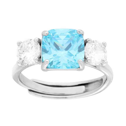 Anello regolabile in argento con una pietra azzurra a taglio cuscino tra due zirconi bianchi.