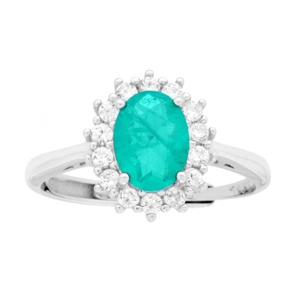 Anello in oro bianco con smeraldo ovale e contorno di diamanti.