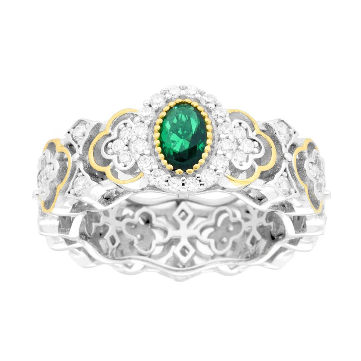Anello in argento a doppio strato con smeraldo verde ovale, contornato da diamanti e rifiniture in oro.