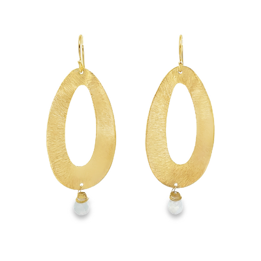 Orecchini pendenti in oro con finitura satinata a forma ovale, con piccole pietre bianche incastonate alla base.