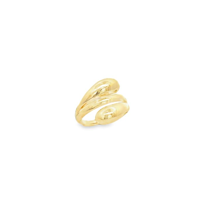 Anello in oro lucido dalla forma organica e sinuosa, che si avvolge elegantemente intorno al dito.
