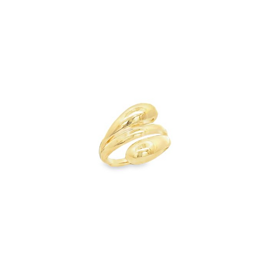 Anello in oro lucido dalla forma organica e sinuosa, che si avvolge elegantemente intorno al dito.