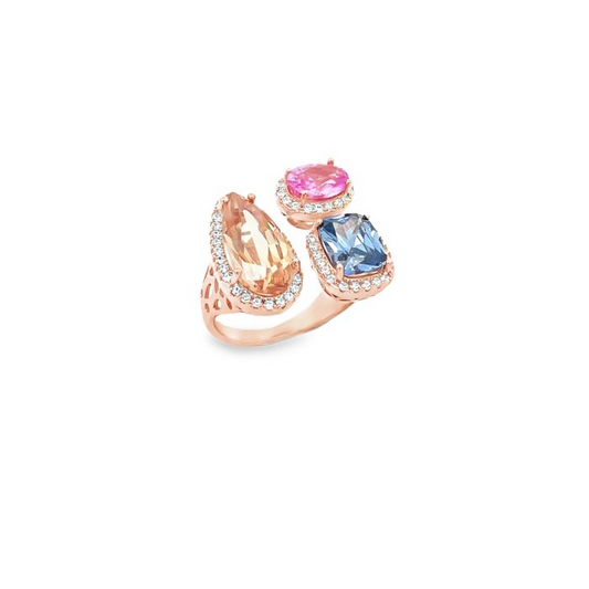 Anello placcato in oro rosa con tre pietre di cristallo: rosa, azzurra e color pesca, contornate da pavé.