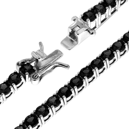 Braccialetto a catena con pietre nere, chiusura a scatto visibile, sfondo bianco.