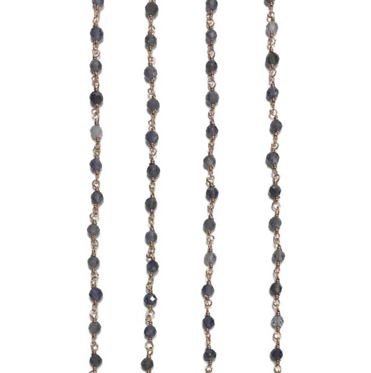 Treccia di catenine a rosario con pietre iolite incastonate.