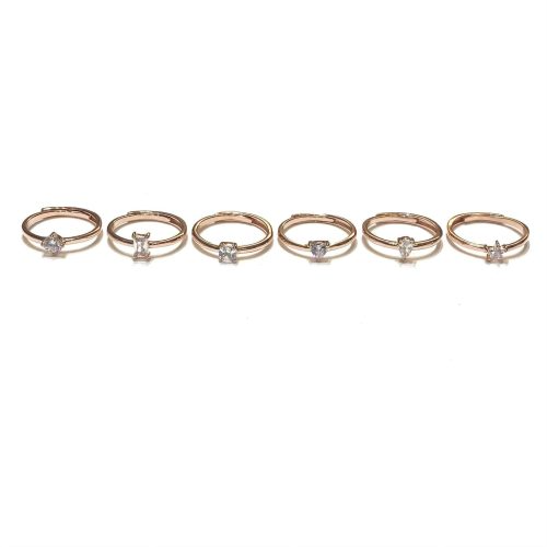 Sei anelli in oro rosa con diverse pietre bianche: a forma di lacrima, rettangolare, quadrata, a cuore, ovale e rombo.