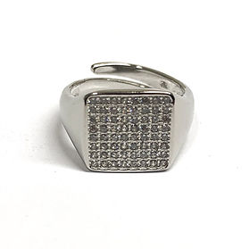 Anello in argento regolabile con sigillo quadrato tempestato di diamanti.