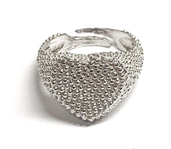 Anello in argento a forma di cuore con superficie a pallini, regolabile.