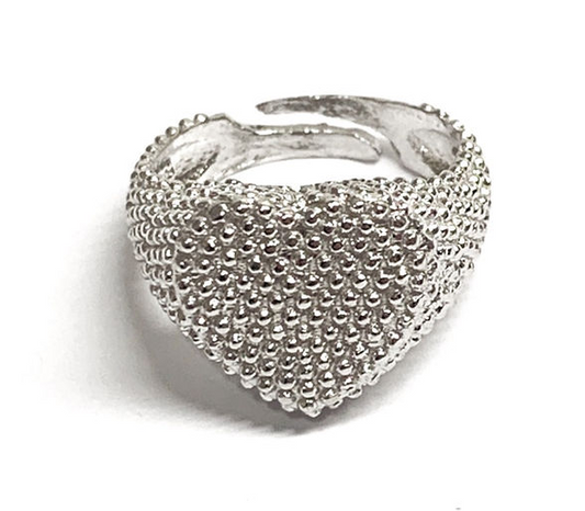 Anello in argento a forma di cuore con superficie a pallini, regolabile.