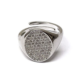 Anello a fascia regolabile in metallo argentato con sigillo ovale tempestato di zirconi.