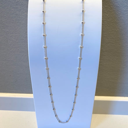Collana in oro bianco con piccole sfere.
