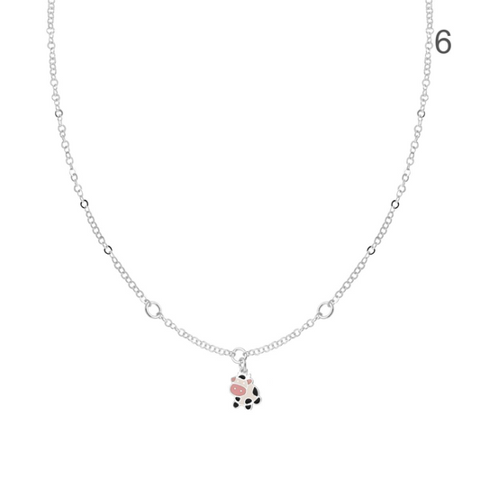 Collana in argento con ciondolo a forma di mucca.