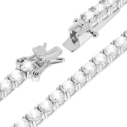 Primo piano di un bracciale tennis con diamanti e chiusura a moschettone in argento.