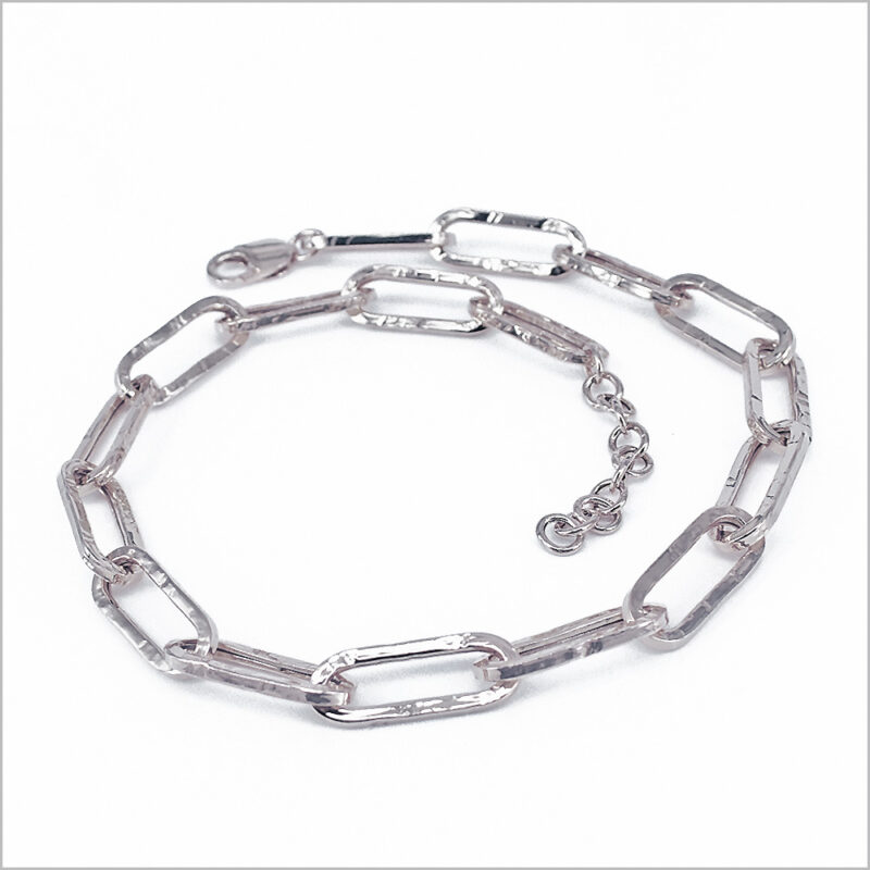 Bracciale in argento con catena a maglie ovali e chiusura a moschettone.