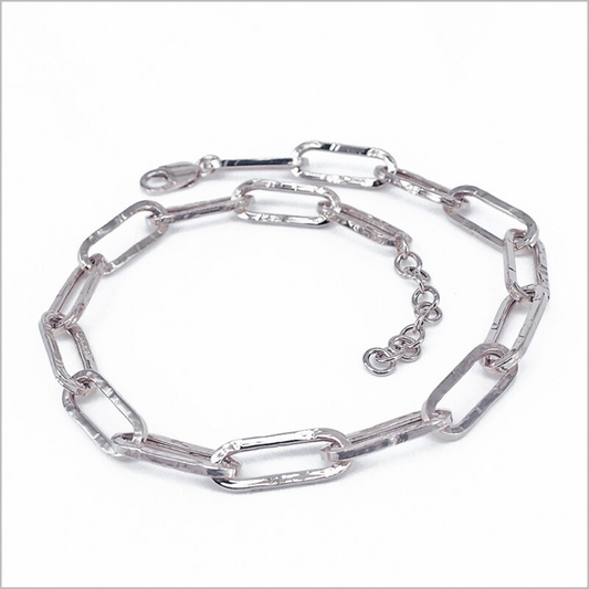 Bracciale in argento con catena a maglie ovali e chiusura a moschettone.