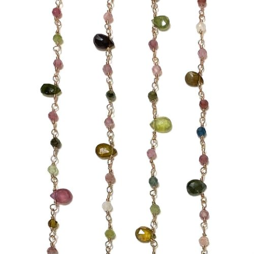 Fili d'oro con perle di tormalina colorate.