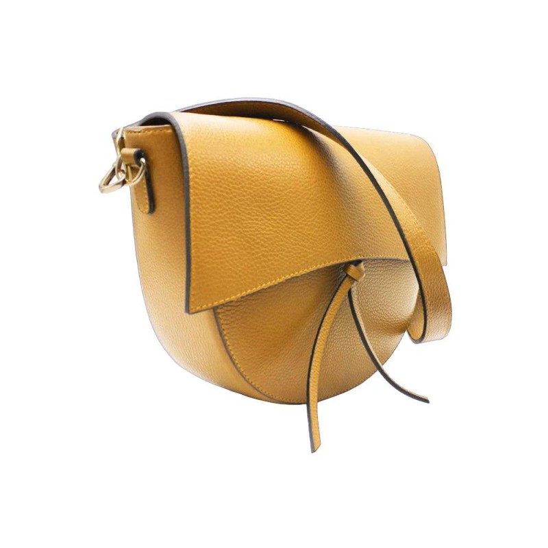 Borsa a tracolla da donna, a forma di mezza luna, in pelle color senape.