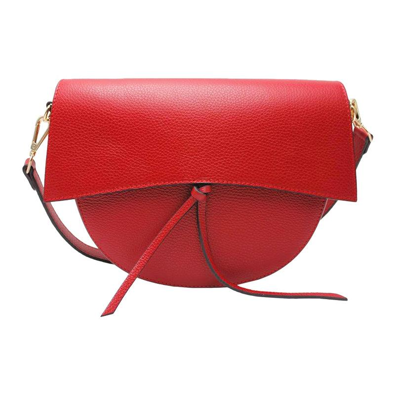 Borsa a tracolla rossa con chiusura a patta, design semicircolare e cordini decorativi.